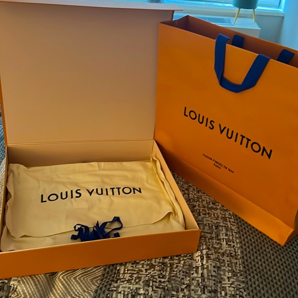 Original Louis Vuitton shopping bag, box and duster bag - Picture 2 of 2